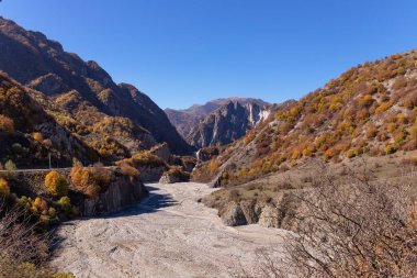 Nehrin yakınındaki dağlarda güzel bir sonbahar ormanı. Lahich. Ismailly 'de. Azerbaycan.