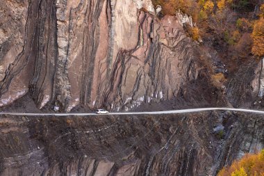 Lagich köyüne giden dağlarda güzel bir yol. Ismailly 'de. Azerbaycan.