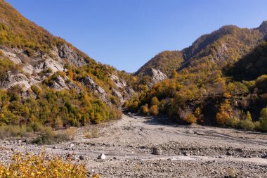 Nehrin yakınındaki dağlarda güzel bir sonbahar ormanı. Lahich. Ismailly 'de. Azerbaycan.