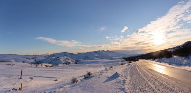 Kışın Khyzy dağlarında güzel bir gün doğumu.