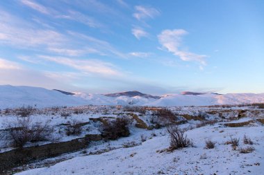Khizyn dağları karla kaplı. Azerbaycan.
