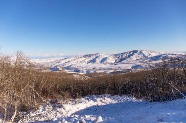 Khizyn dağları ve karla kaplı orman.