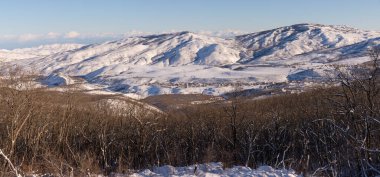 Khizyn dağları ve karla kaplı orman.