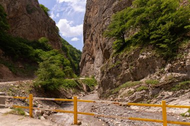 Güzel bir vadide dolambaçlı bir yol. Gubinsky bölgesi. Azerbaycan.