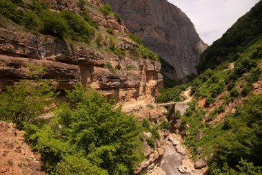 Dağlarda yüksek bir nehrin üzerindeki köprü. Gryz Köyü. Azerbaycan.