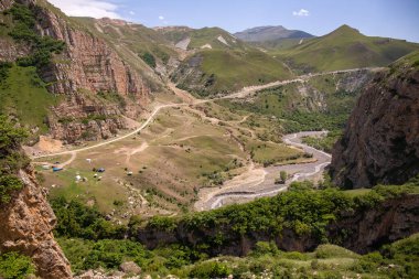  Dağlarda yüksek bir nehri olan güzel bir kanyon. Gryz Köyü. Azerbaycan.