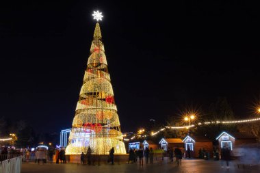 Bakü. Azerbaycan. 12.28.2021. Primorsky Bulvarı 'nda güzel büyük bir yeni yıl ağacı..