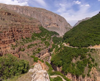 Dağlarda yüksek bir nehrin üzerindeki köprü. Gryz Köyü. Azerbaycan.