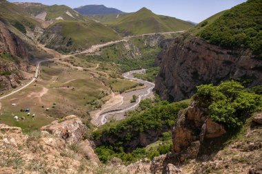  Dağlarda yüksek bir nehri olan güzel bir kanyon. Gryz Köyü. Azerbaycan.