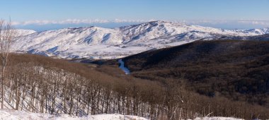 Khizyn dağları ve karla kaplı orman.