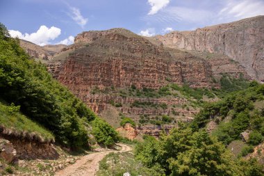 Güzel bir vadide dolambaçlı bir yol. Gubinsky bölgesi. Azerbaycan.