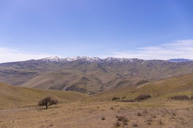 Karda güzel Kafkas dağları. Azerbaycan.