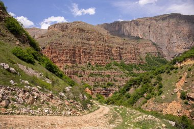 Güzel bir vadide dolambaçlı bir yol. Gubinsky bölgesi. Azerbaycan.