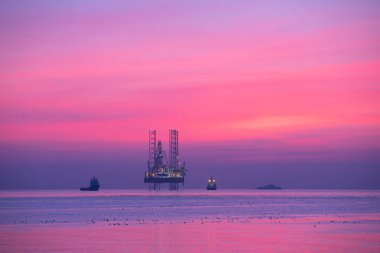 Bakü. Azerbaycan. 12.28.2021. Sondaj platformu ve gemiler gün doğumunda.