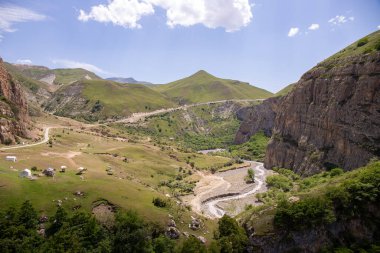  Dağlarda yüksek bir nehri olan güzel bir kanyon. Gryz Köyü. Azerbaycan.