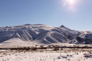 Khizy bölgesinde beyaz karla kaplı güzel dağlar. Azerbaycan.