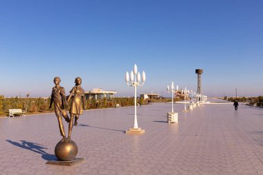 Sumgay şehri. Azerbaycan. 12.26.2021. Deniz kenarındaki bulvardaki parktaki çocukların anıtı..