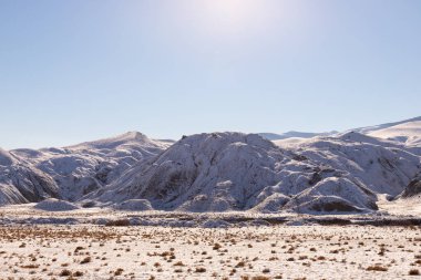 Khizy bölgesinde beyaz karla kaplı güzel dağlar. Azerbaycan.