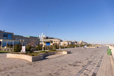 Sumgay şehri. Azerbaycan. 12.26.2021. Sumgait şehrinde Hazar Denizi yakınında sessiz bir bulvar..