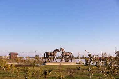 Sumgay şehri. Azerbaycan. 12.26.2021. Parkta iki büyük at heykeli.