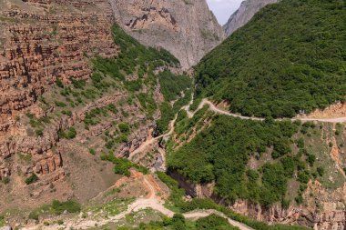Dağlarda yüksek bir nehrin üzerindeki köprü. Gryz Köyü. Azerbaycan.