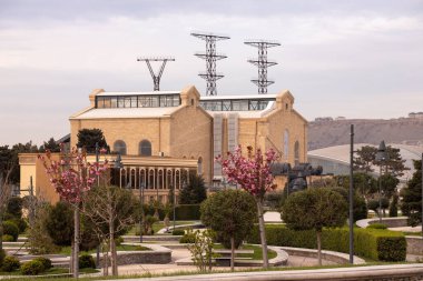 Bakü. Azerbaycan. 04.17.2022. Eski hidroelektrik santrali Ges Krasina binası..