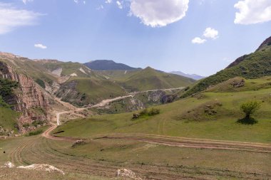 Yeşil dağlarda yüksek toprak yol. Gubinsky bölgesi. Azerbaycan.