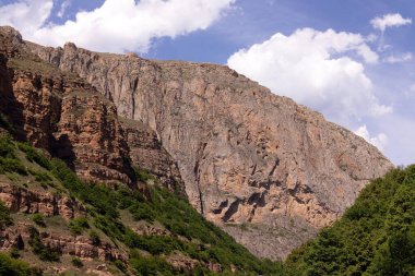 Yeşil ağaçlı güzel kırmızı dağ. Gubinsky bölgesi. Azerbaycan.