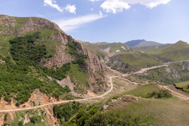  Dağlarda yüksek bir nehri olan güzel bir kanyon. Gryz Köyü. Azerbaycan.