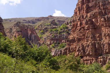 Yeşil ağaçlı güzel kırmızı dağ. Gubinsky bölgesi. Azerbaycan. Yazıt. Gryz Köyü.