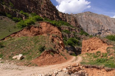 Yeşil dağlarda yüksek toprak yol. Gubinsky bölgesi. Azerbaycan.