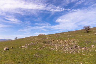 Beşmak Dağı civarındaki antik bir köyün taşları. Bakü. Azerbaycan.