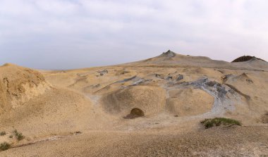 Gobustan bölgesindeki güzel çamur volkanları. Azerbaycan.