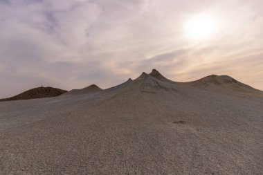 Gobustan 'da gün batımında güzel çamur volkanları. Azerbaycan. 