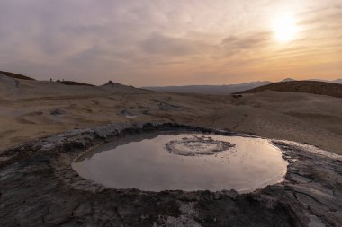 Gobustan 'da gün batımında güzel çamur volkanları. Azerbaycan. 