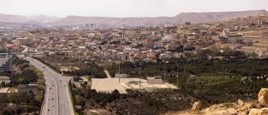 Bakü. Azerbaycan. 12.21.2023. Shikhovo bölgesindeki yol şehre çıkıyor..