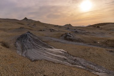 Gobustan 'da gün batımında güzel çamur volkanları. Azerbaycan. 