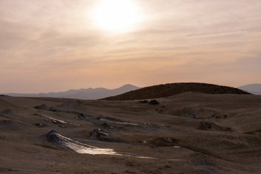 Gobustan 'da gün batımında güzel çamur volkanları. Azerbaycan. 