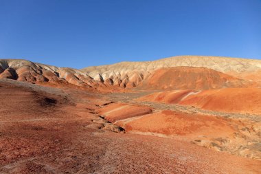 Azerbaycan 'ın güzel kızıl dağları. Khizi bölgesi.