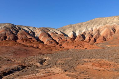 Azerbaycan 'ın güzel kızıl dağları. Khizi bölgesi.
