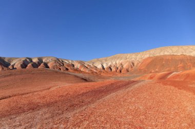 Azerbaycan 'ın güzel kızıl dağları. Khizi bölgesi.