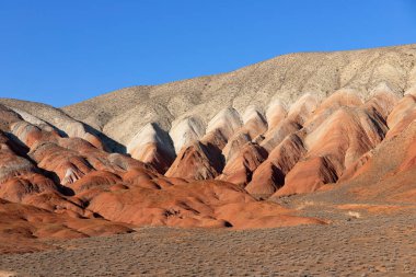 Azerbaycan 'ın güzel kızıl dağları. Khizi bölgesi.