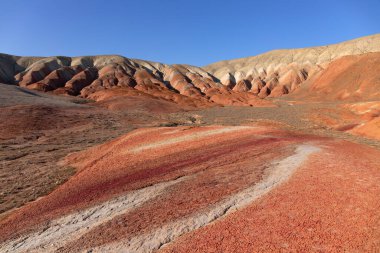 Azerbaycan 'ın güzel kızıl dağları. Khizi bölgesi.