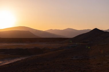 Dağlarda güzel sarı gün batımı. Gobustan. Azerbaycan.