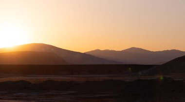 Dağlarda güzel sarı gün batımı. Gobustan. Azerbaycan.