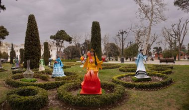 Bakü. Azerbaycan. 03.22.2022. Baharın gelişini simgeleyen kız heykelleri. Ateş, su, rüzgar, toprak. Bahar Festivali.