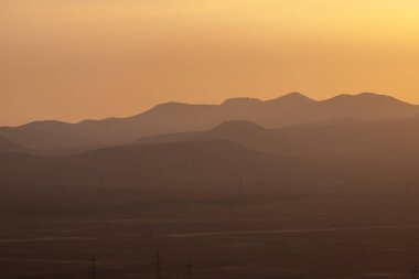 Gün batımında basamaklı dağ sırtları. Gobustan. Azerbaycan.