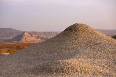Gobustan 'ın sonsuz güzel dağ genişlikleri. Azerbaycan.