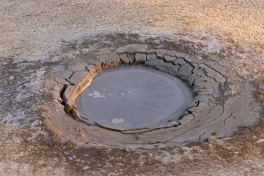 Gobustan 'da güzel yuvarlak bir çamur volkanı. Azerbaycan. 
