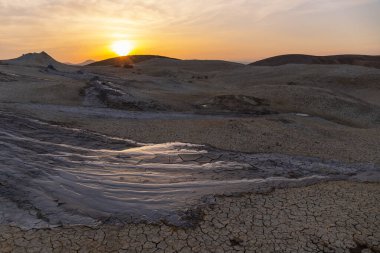 Gobustan 'da gün batımında güzel çamur volkanları. Azerbaycan. 